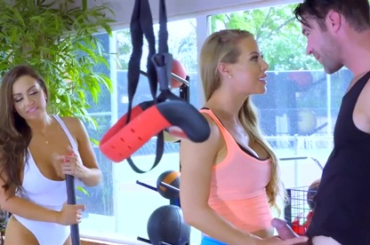 Страстный секс с тренером в спортзале