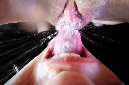 Девчушка сняла на видео, как её парень спереди лижет пизду крупным планом