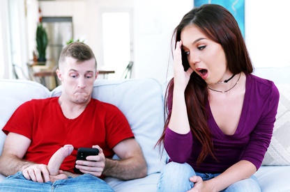 Показал сестре свой большой член и та не смогла устоять, чтобы его не трахнуть